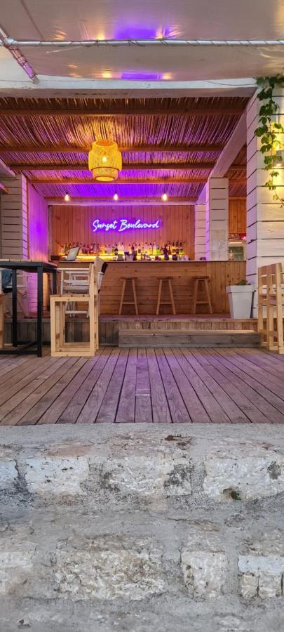 Sunset Boulevard Hotel Qeparo Luaran gambar