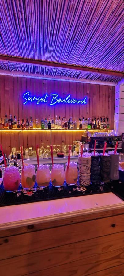 Sunset Boulevard Hotel Qeparo Luaran gambar