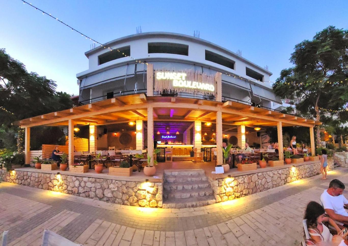 Sunset Boulevard Hotel Qeparo Luaran gambar