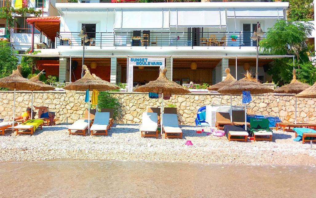 Sunset Boulevard Hotel Qeparo Luaran gambar